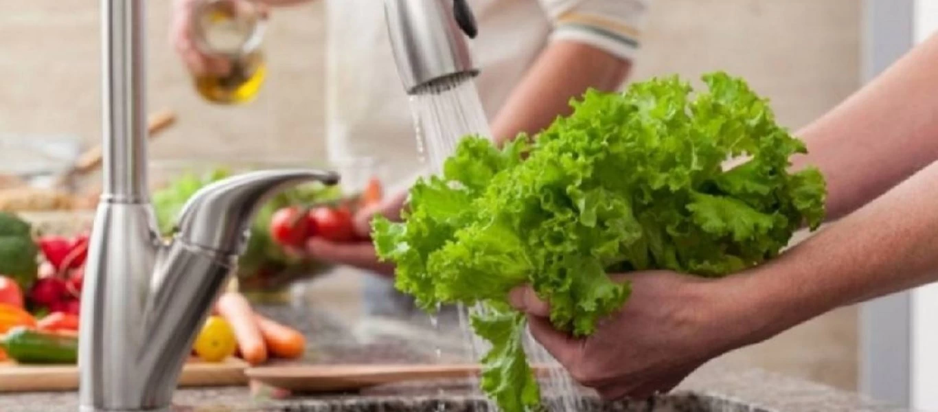 Προσοχή: Αυτές είναι οι τροφές που πρέπει να πλένετε πάντα και αυτές που δεν πρέπει να πλένετε ποτέ!